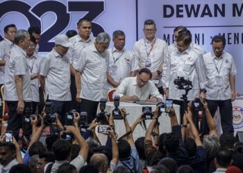 Presiden PKR, Datuk Seri Anwar Ibrahim dan Presiden UMNO, Datuk Seri Dr. Ahmad Zahid Hamidi bersama pemimpin DAP dan pemimpin 16 parti lain memperakukan kerjasama semasa konvensyen Nasional Kerajaan Perpaduan di Kuala Lumpur baru-baru ini.