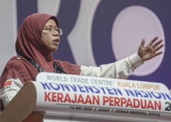 AIMAN Athirah Sabu berucap pada Konvensyen Wanita Kerajaan Perpaduan 2023 di Dewan Merdeka, Kuala Lumpur, hari ini. - UTUSAN/FARIZ RUSADIO