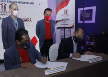 RAHAMAT Abdullah (kiri)  dan Pengarah Kembara Ventures One Sdn. Bhd., Idham Ismail menandatangani dokumen kerjasama di Koptown EDC Hotel, Kuala Lumpur.