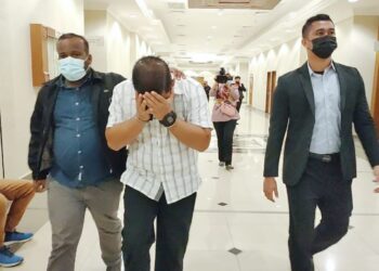 MOHAMED SYAFFIQ Mohammed Sidek (tengah) dibawa keluar dari kamar mahkamah di Mahkamah Sesyen Kuantan di Kuantan, Pahang. - UTUSAN/DIANA SURYA ABD WAHAB