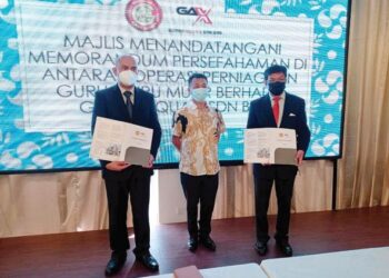 ABD. Fadzil Husein (kanan) bersama Kapten Mohamad Hafiz Husein (kiri) dan Pengurus Besar Amerald Resort Hotel, Carven Lim pada majlis menandatangani MoU antara KPGGMB dan Goter Aqua X di Sungai Rengit, Kota Tinggi, Johor, semalam.