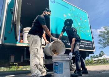 KAKITANGAN SWM Enviroment mengumpulkan sisa makanan untuk dijadikan baja kompos hasil kerjasama penduduk setempat dan UTHM di Batu Pahat, Johor.