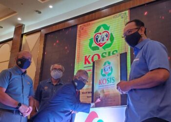 ISMAIL Abd. Muttalib menandatangani pelancaran logo Kosis ketika merasmikan Majlis Konvensyen Mendaya Komuniti Di Bawah Dasar Kebersihan Negara di Shah Alam, Selangor, hari ini. 