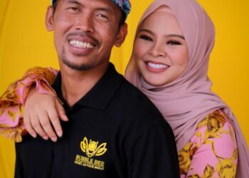 SHUIB Sepahtu dan SIti Sarah semasa pelancaran kafe Bubblebee di Subang Jaya, Jun lalu.