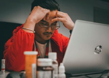 JANGAN takut meminta bantuan pihak yang sewajarnya sekiranya didera bagi mengelak kejadian tidak diingini.