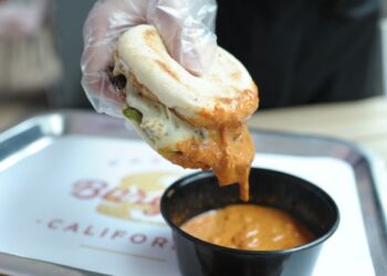 Burger celup dari Pasadena Burgers bermula secara dalam talian sebelum buka kedai fizikal di ibu kota.