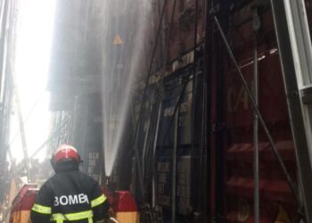 ANGGOTA bomba memadamkan kebakaran 11 kontena yang berada dalam sebuah kapal kargo di Pelabuhan Klang.