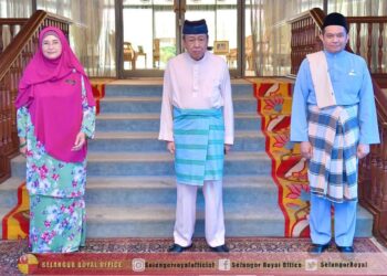 SULTAN Sharafuddin Idris Shah bersama Hakimah Mohd. Yusof (kiri) dan Dr. Afifi al-Akiti di Istana Bukit Kayangan, Shah Alam, Selangor.