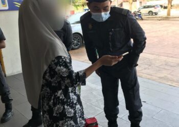 KAKITANGAN KPDNHEP Terengganu memeriksa rekod imbasan MySejahtera pelanggan dalam operasi had dua jam (Op Had 2J) di beberapa pasar raya di Kuala Terengganu, hari ini.