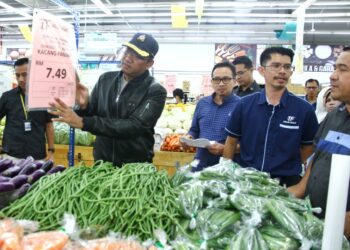 AZMAN Mohd. Yusof (kiri)  ketika tinjauan Pelaksanaan Skim Harga Maksimum Musim Perayaan Hari Raya Aidilfitri di sebuah pasar raya Ipoh hari ini. - UTUSAN/MUHAMAD NAZREEN SYAH MUSTHAFA