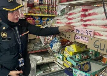 PEGAWAI penguat kuasa KPDN memeriksa tanda harga barangan keperluan di sebuah premis perniagaan di Kuala Terengganu, Terengganu.