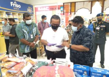 ISMAIL Othman (tengah) mendengar penerangan daripada Pengurus Cawangan Wilayah Selatan Mydin Mohamed Holdings Bhd., R. Apparavoo (dua dari kanan) ketika tinjauan Ops HAD 2J di Mydin Mall MITC, Ayer Keroh, Melaka. - FOTO/MUHAMMAD SHAHIZAM TAZALI