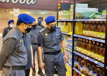 ABDUL Razak Yahaya (kiri) menjalankan pemeriksaan di sebuah pasar raya di Temerloh, Pahang. - FOTO/SALEHUDIN MAT RASAD
