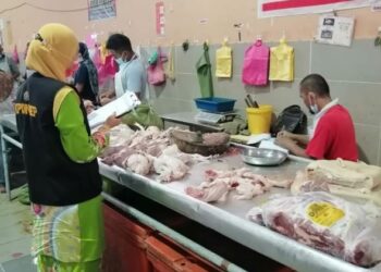 PENGUAT Kuasa Kementerian Perdagangan Dalam Negeri Dan Hal Ehwal Pengguna (KPDNHEP) Terengganu memantau harga ayam di pasar basah di negeri ini hari ini.