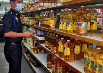 ANGGOTA penguat kuasa KPDNHEP membuat pemantauan bekalan minyak masak di beberapa premis perniagaan seluruh negara.