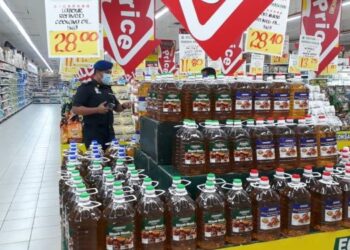 ANGGOTA Penguat kuasa KPDNHEP melakukan pemantauan bekalan minyak masak di beberapa premis perniagaan di seluruh negara, baru-baru ini.