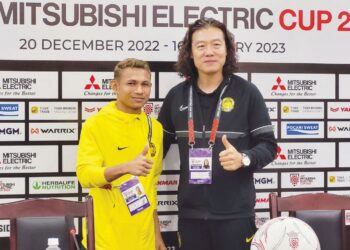 KIM Pan Gon (kanan) dan Faisal Halim pada sidang akhbar menjelang perlawanan Kumpulan B, Piala AFF menentang Vietnam di Hanoi semalam.