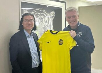 KIM Pan Gon (kiri) bertemu jurulatih berpengalaman West Ham, David Moyes dalam lawatannya ke London. - IHSAN FAM