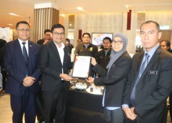 AKMAL NASRULLAH Mohd. Nasir (dua kiri) menyampaikan sijil penghargaan kepada seorang peserta pameran pada majlis pelancaran Inisiatif Hijau Cameron Highlands di Cameron Highlands, Pahang. - UTUSAN/SALEHUDIN MAT RASAD