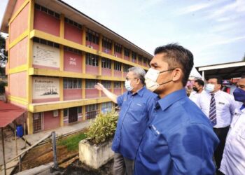 DR. Radzi Jidin meninjau keadaan Sekolah Kebangsaan Tengku Zainun, Tampin sempena sesi persekolahan bersemuka, semalam.
