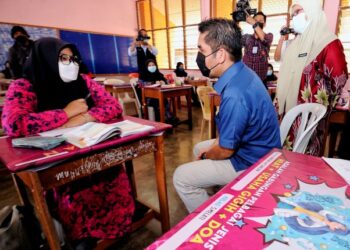 DR. RADZI Jidin berbual dengan seorang pelajar Tingkatan Lima ketika mengadakan lawatan ke SMK Tunku Kurshiah, Kuala Pilah, semalam. – UTUSAN/MOHD. SHAHJEHAN MAAMIN