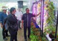 Ketua Pengarah Institut Penyelidikan dan Kemajuan Pertanian Malaysia (MARDI), Datuk Dr. Zabawi Abdul Ghani (kanan) menerangkan  teknologi tanaman hidroponik yang dipamerkan sempena Pameran Pertanian, Hortikultur dan Agro Pelancongan Malaysia (MAHA) 2022 di Taman Ekspo Pertanian Malaysia (MAEPS), semalam. - UTUSAN/MUHAMAD IQBAL ROSLI/Pemberita; ARIEF