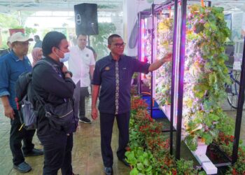 Ketua Pengarah Institut Penyelidikan dan Kemajuan Pertanian Malaysia (MARDI), Datuk Dr. Zabawi Abdul Ghani (kanan) menerangkan  teknologi tanaman hidroponik yang dipamerkan sempena Pameran Pertanian, Hortikultur dan Agro Pelancongan Malaysia (MAHA) 2022 di Taman Ekspo Pertanian Malaysia (MAEPS), semalam. - UTUSAN/MUHAMAD IQBAL ROSLI/Pemberita; ARIEF