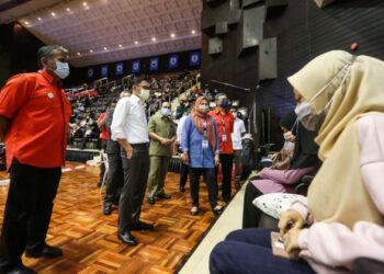 NORAINI Ahmad bermesra bersama pelajar Universiti Kebangsaan Malaysia (UKM), Bangi, baru-baru ini. UKM antara pusat pengajian tinggi
yang memberi peluang kepada pelajar belajar, berkreatif dan berinovasi untuk kemajuan negara. – GAMBAR HIASAN