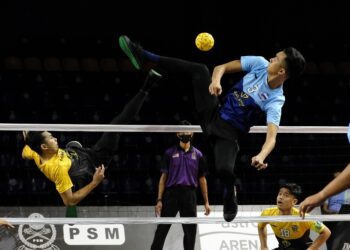 AKSI di antara KPT-Masum (baju kuning) menentang Sabah Mountaineers dalam saingan Divisyen 1, STL 2021/2022 di Stadium Titiwangsa, Kuala Lumpur hari ini.