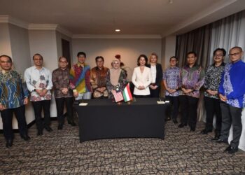 Dr. Noraini Ahmad (enam dari kiri) dan Dr. Petra Ponevacs-Pana (enam dari kanan) bergambar bersama kakitangan Kementerian Pengajian Tinggi dan Kedutaan Hungary selepas menandatangani MoU di Kuala Lumpur baru-baru ini.