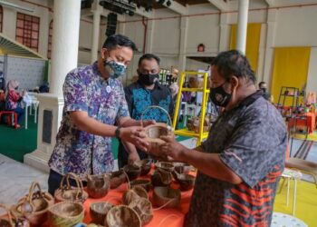 KHAIRUL Hafizi Naharuddin melawat gerai pameran dan jualan ukiran kayu di program PASAREKA 2021 di Kompleks Kraf Langkawi, semalam. – UTUSAN/SHAHIR NOORDIN