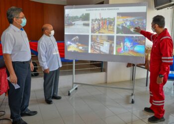 MAMAD Puteh (tengah) mendengar taklimat pasukan teknikal mengenai kerja-kerja pembaikan paip pecah di dasar Sungai Terengganu di pejabat Satu di Kuala Terengganu, hari ini. - UTUSAN/PUQTRA HAIRRY ROSLI