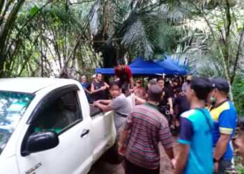 SEBAHAGIAN kru pengambaran filem yang terperangkap di Gua Tempurung, Gopeng berjaya dibawa keluar oleh pasukan penyelamat.- IHSAN PDRM