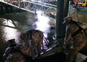 MARITIM Perak melakukan pemindahan perubatan mayat kru kapal kargo di perairan dekat Pulau Pangkor malam tadi. - UTUSAN/MARITIM MALAYSIA
