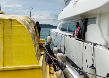 KAPAL kargo dan bot persiaran yang ditahan oleh APMM kerana didapati melakukan pemindahan minyak secara haram di Langkawi, Kedah,  semalam.