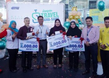 MOHD. Rani Hisham Samsudin (enam dari kanan) bersama penumpang setia ETS ketika majlis pelancaran Kempen Travel Sama-Sama di KL Sentral, hari ini. Turut serta, Ketua Perkhidmatan Antarabandar, Nurul Azha Mokmin (dua dari kiri) - FOTO/FAUZI BAHARUDIN