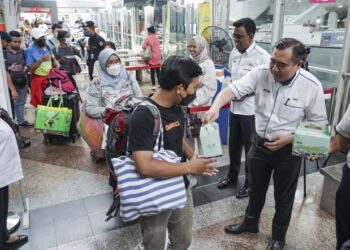 ANTHONY Loke Siew Fook mengedarkan pek hari raya kepada penumpang tren yang pulang ke kampung halaman sempena cuti Hari Raya Aidilfitri 2023 di Stesen Sentral Kuala Lumpur, hari ini. Turut mengiringi Ketua Pegawai Eksekutif KTMB, Datuk Mohd. Rani Hisham Samsudin (kanan).  - FOTO/MUHAMAD IQBAL ROSLI