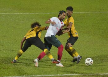 PENYERANG Kelantan United FC, Muhammad Zafuan Azeman Roslan (tengah) cuba melepasi asakan pemain Perak FC II , Nasrol Amir Kamarul Azhar (kanan) dalam perlawanan Liga Perdana di Stadium Perak, Ipoh hari ini. - UTUSAN/ZULFACHRI ZULKIFLI