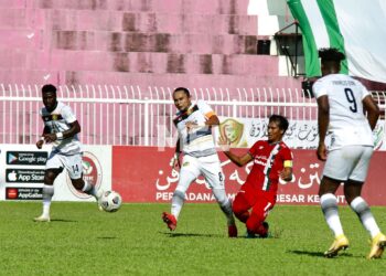 MOHD. Zaquan Adha Abdul Radzak (kiri) cuba melepasi halangan pemain Kelantan United dalam aksi Liga Perdana di Stadium Sultan Muhammad IV, Kota Bharu hari ini.