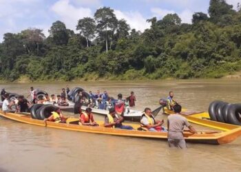 PENGUSAHA dan pemandu bot penambang bersiap sedia membawa pelawat domestik ke tempat perkelahan serta menyertai pelbagai aktiviti Sungai Tembeling dan anak Sungai Sat di pusat peranginan Kampung Kuala Sat, di Jerantut, Pahang. - UTUSAN/HARIS FADILAH AHMAD