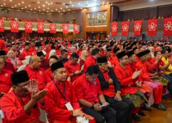 AHLI-AHLI Bersatu yang menghadiri  Perhimpunan Agung Tahunan parti itu di Menara PGRM, Kuala Lumpur, hari ini. - UTUSAN/SHIDDIEQIIN ZON