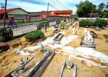 KEADAAN hakisan di Tanah Perkuburan Kubur Datuk, Tumpat, Kelantan, yang mengakibatkan beberapa kubur terjejas. - UTUSAN/ ZULHANIFA SIDEK