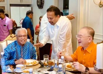 ISMAIL Sabri  Yaakob mengunjung kediaman S. A Vigneswaran bersempena sambutan Deepavali. - GAMBAR FACEBOOK ISMAIL SABRI