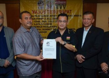 KHAIRUL Anuar Othman (tengah) menyerahkan Resolusi Pencarum KWSP kepada Azman Abidin dalam sidang akhbar di Hotel Summit USJ, Subang Jaya, hari ini. - FOTO/AMIR KHALID