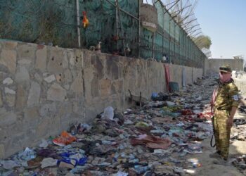 KEADAAN di Lapangan Terbang Antarabangsa Hamid Karzai di Kabul selepas serangan bom oleh militan Daesh.-AFP