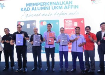 MOHD. Suzeren Md. Jamil (tengah) bersama tetamu jemputan dalam majlis pelancaran kad kredit dan debit jenama di Menara Affin, Bangi, semalam.