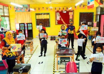 SEBAHAGIAN daripada 292 murid SK LKTP Pemanis (1) mempamerkan kad ucapan bertemakan Malaysia Prihatin sempena sambutan Hari Kebangsaan 2020 di Segamat, Johor.