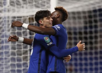 KAI Havertz (kiri) meraikan jaringanya bersama Tammy Abraham ketika membantu Chelsea membelasah Barnsley 6-0 pada pusingan ketiga Piala Liga di Stamford Bridge, London awal pagi tadi. - AFP