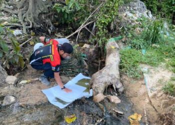 KAKITANGAN Lembaga Urus Air Selangor (LUAS) sedang mengambil langkah meletakkan Oil Pad bagi menyekat efluen minyak daripada terus mengalir di Sungai Balak, Balakong, Cheras, Selangor.