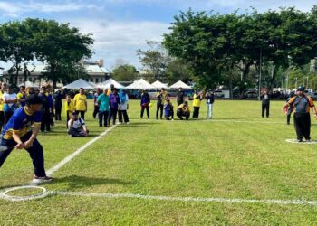 MOHD. Shukri Ramli (kiri) mempamerkan aksi memukul bola rounders pada Program Rakyat Sempena Ulang Tahun Hari Keputeraan Ke-80 Raja Perlis di Dataran Dato’ Sheikh Ahmad, Kangar, Perlis, hari ini.- UTUSAN/ASYRAF MUHAMMAD